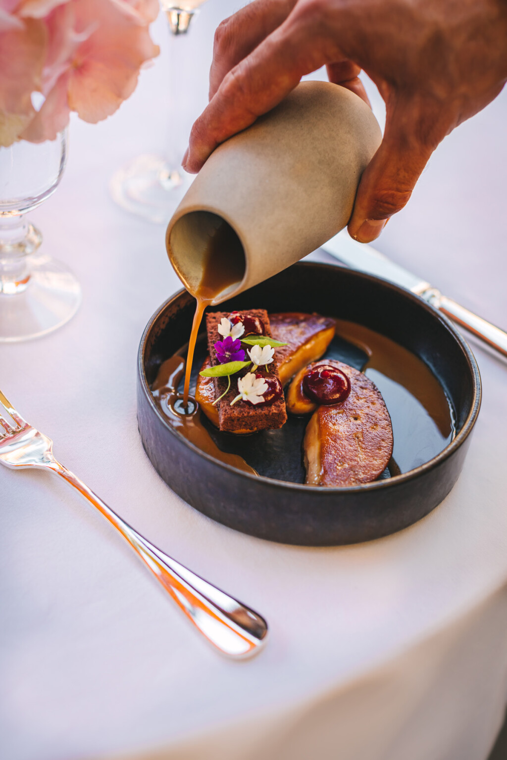 Pečena gušća jetra, gel od suhih šljiva i tonke, consommé od suhih šljiva,brioš od kakaa