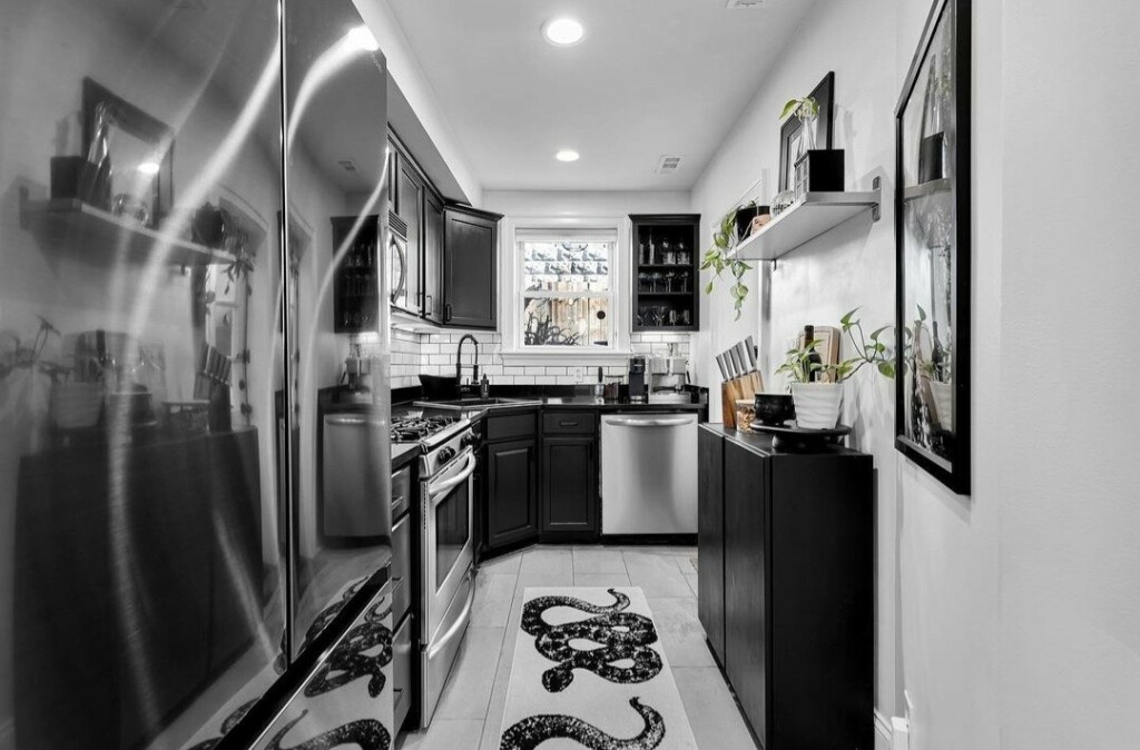 Crna boja dominira i kuhinjom