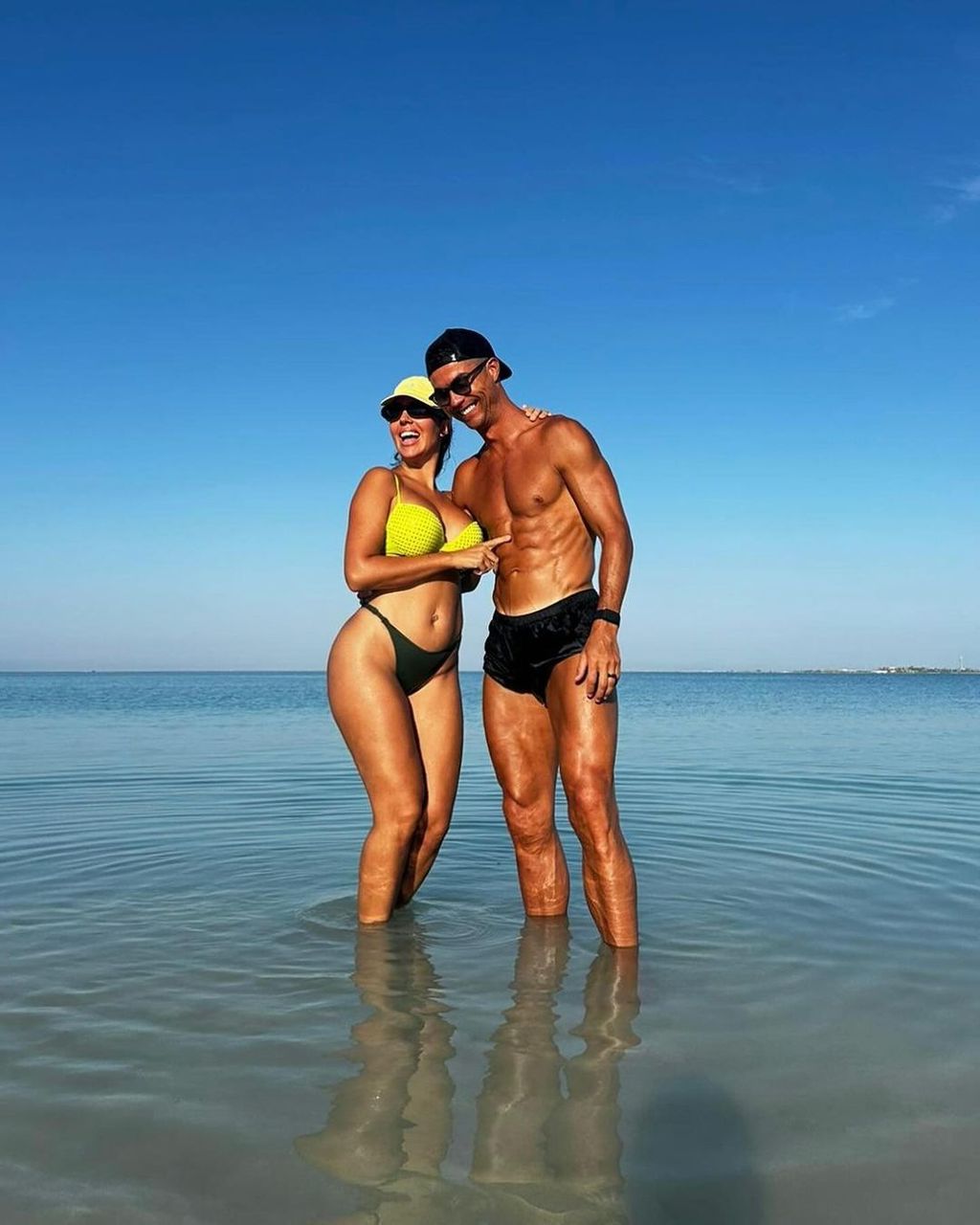 Cristiano Ronaldo i Georgina Rodriguez na odmoru s djecom - 12