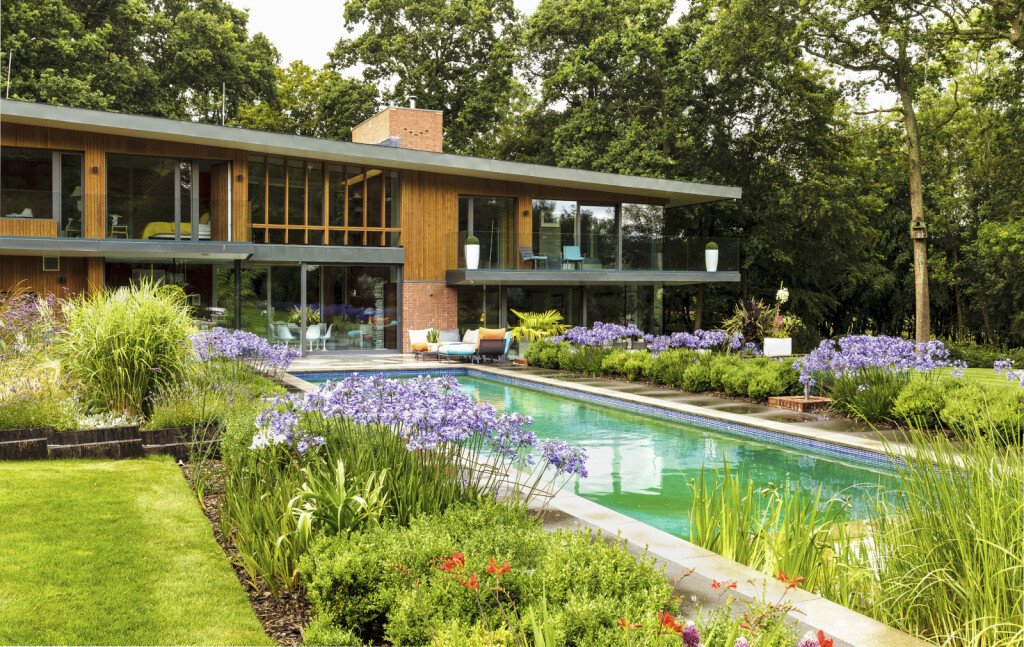 Moderna kuća koja izgleda famozno i iznutra i izvana - 11