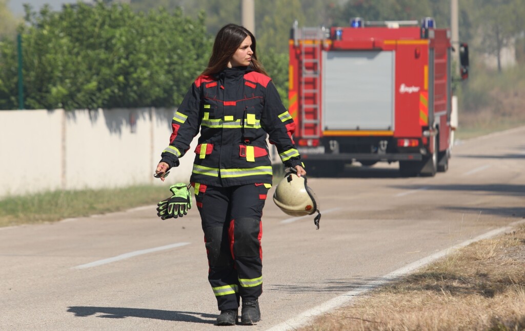 Hrabre vatrogaskinje u borbi protiv požara
