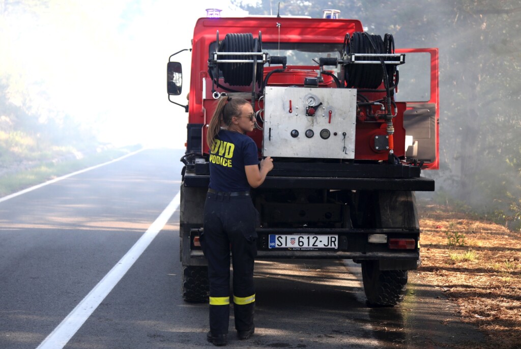 Hrabre vatrogaskinje u borbi protiv požara