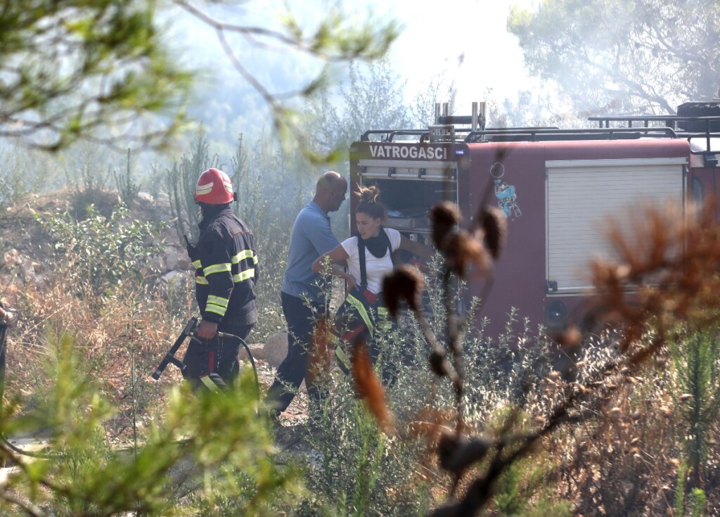 Hrabre vatrogaskinje u borbi protiv požara