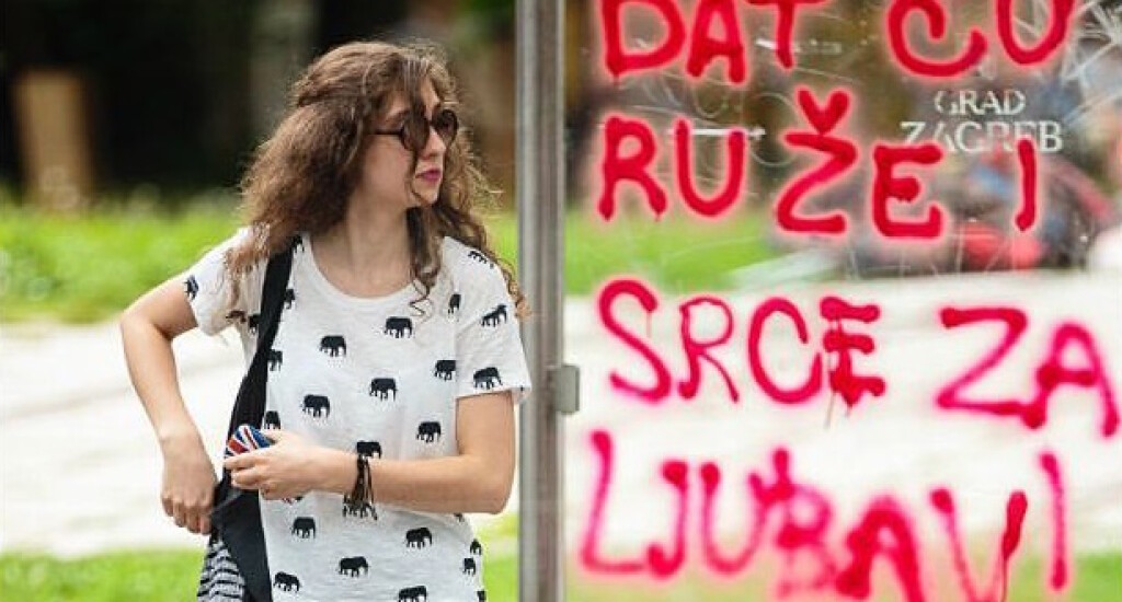 Djevojka na tramvajskoj stanici