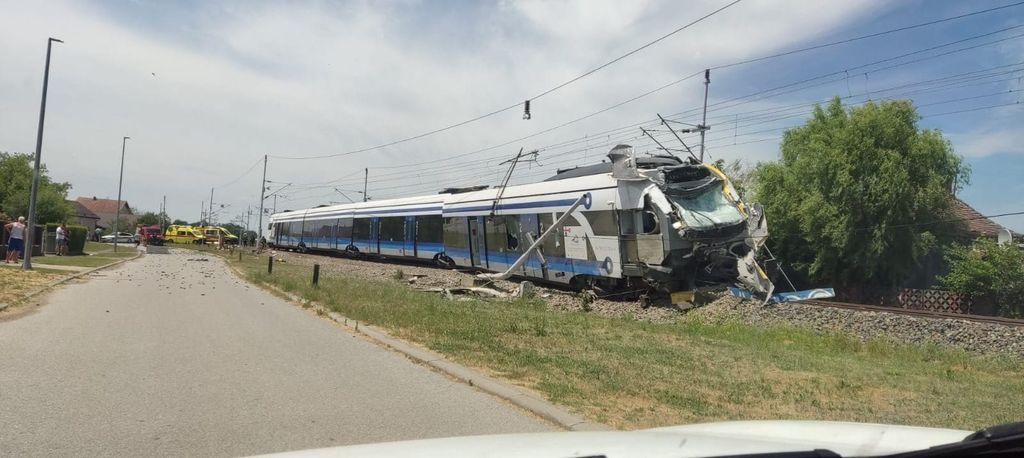 Vlak kod Slavonskog Broda udario u kamion - 1