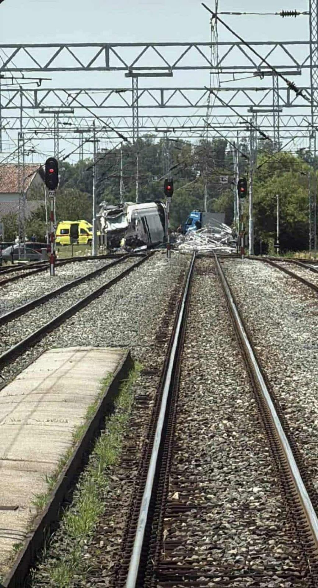 Vlak kod Slavonskog Broda udario u kamion - 1