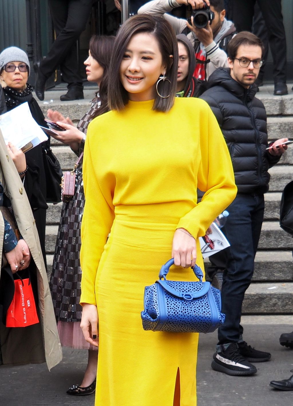 Spoj plave i žute boje u street style izdanju s Tjedna mode