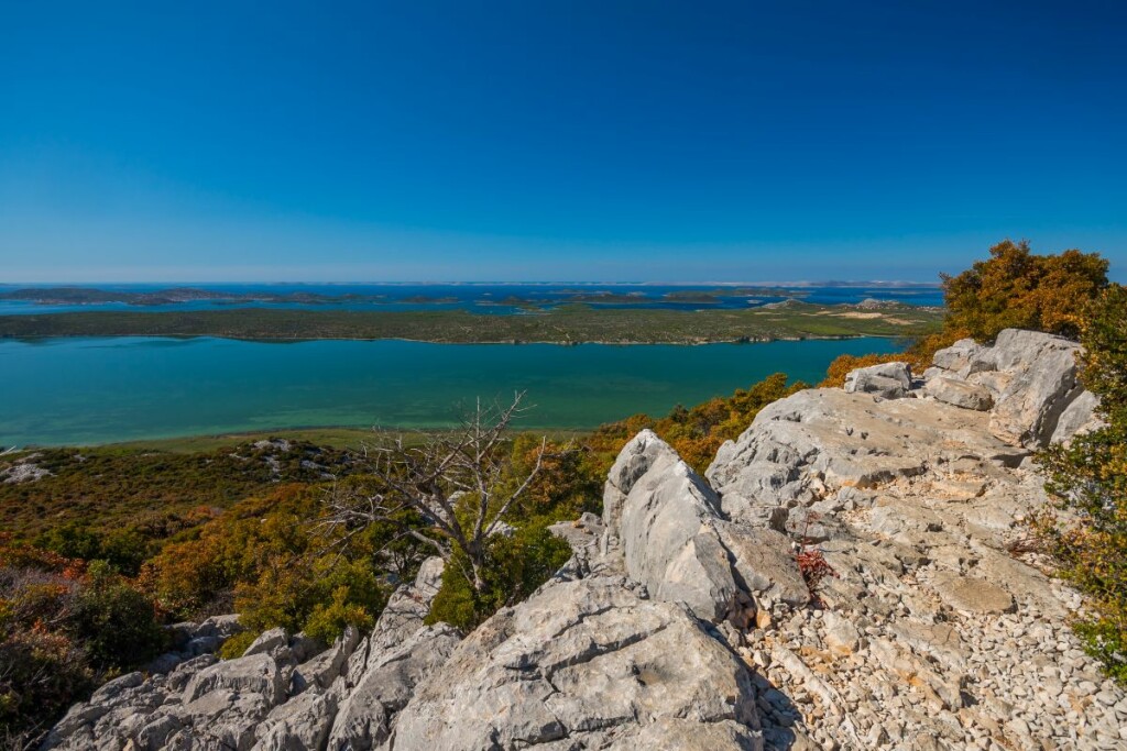 Pogled na Vransko jezero i Kornate s Kamenjaka