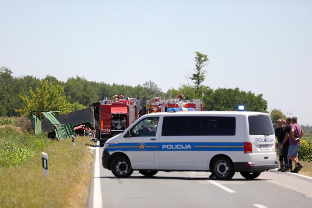 Kod Vinkovaca sudarila se dva kamiona - 2