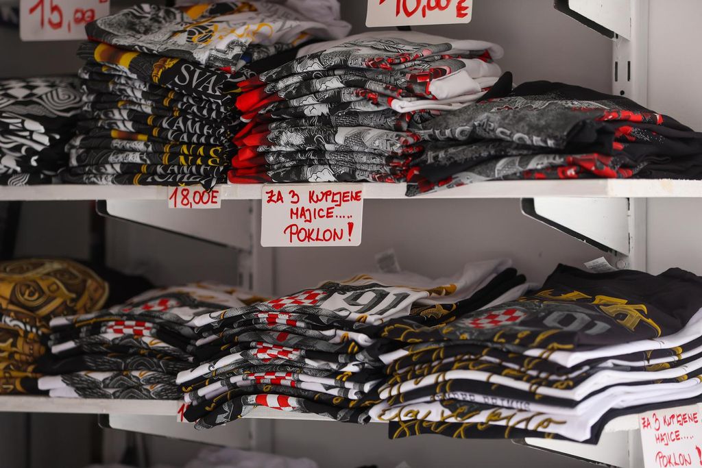 Prodaja suvenira uoči Thompsonovog koncerta - 5