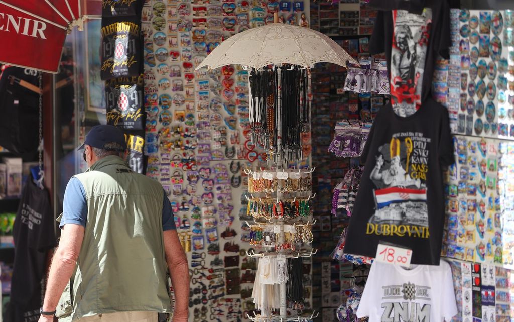 Prodaja suvenira uoči Thompsonovog koncerta - 6