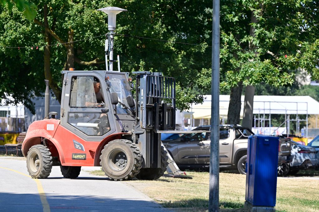 Pripreme fan zone na Bundeku - 19