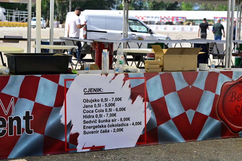 Pripreme fan zone na Bundeku - 19