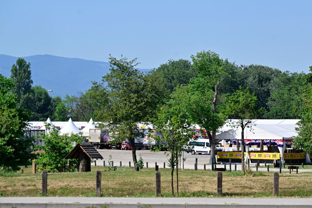 Pripreme fan zone na Bundeku - 19