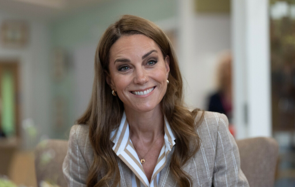 Catherine Middleton u bijelim tenisicama i blejzeru boje pijeska - 6