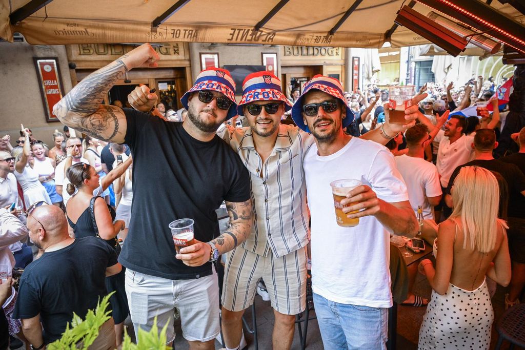 Atmosfera u centru Zagreba uoči Thompsonova koncerta