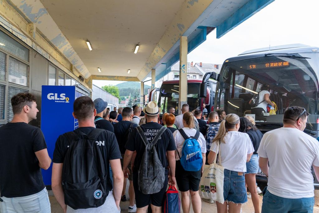 Autobusi iz Otočca krenuli za Zagreb