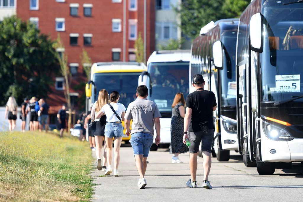 Autobusi iz Otočca krenuli za Zagreb