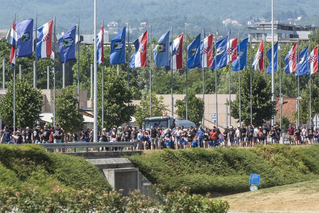 Rijeke ljudi slijevaju se prema Hipodromu