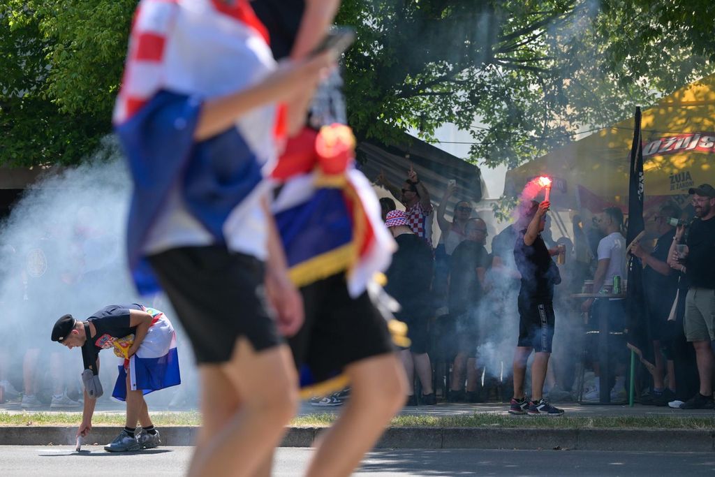 Zapaljene baklje u fan zoni na Bundeku