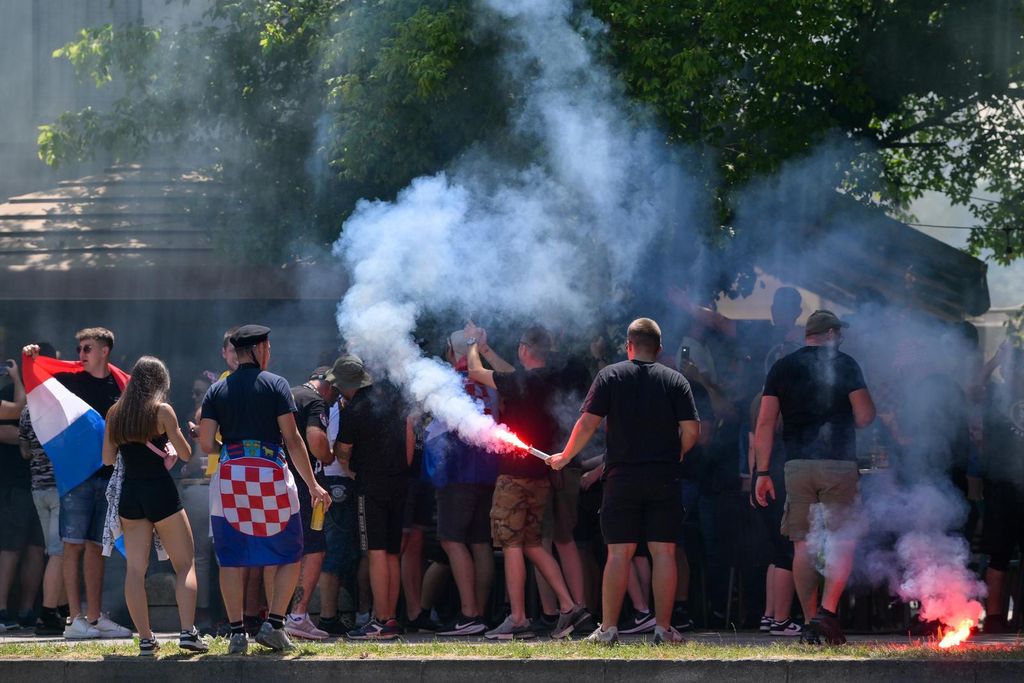 Zapaljene baklje u fan zoni na Bundeku