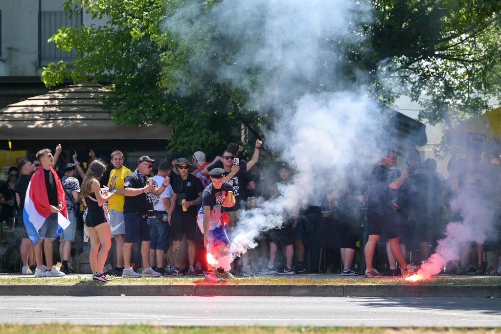 Zapaljene baklje u fan zoni na Bundeku