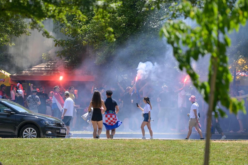 Zapaljene baklje u fan zoni na Bundeku