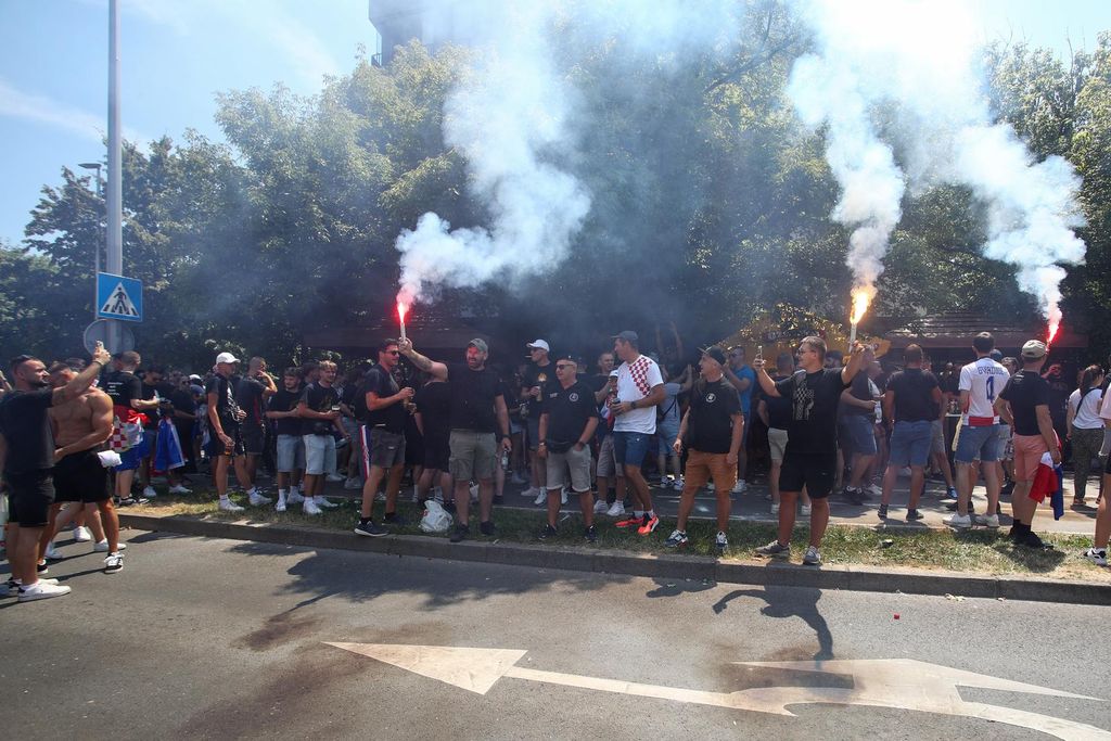 Zapaljene baklje u fan zoni na Bundeku