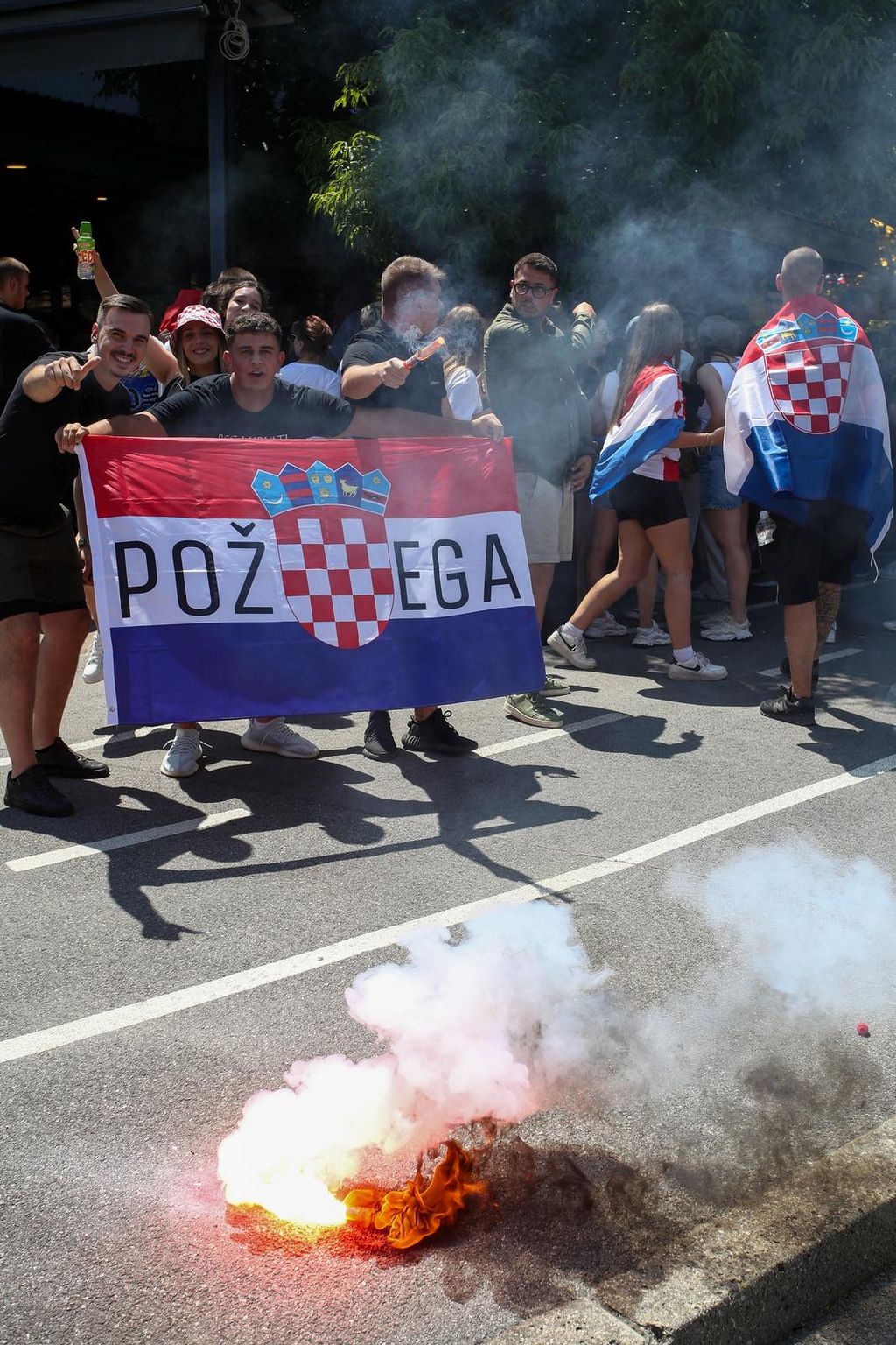 Zapaljene baklje u fan zoni na Bundeku