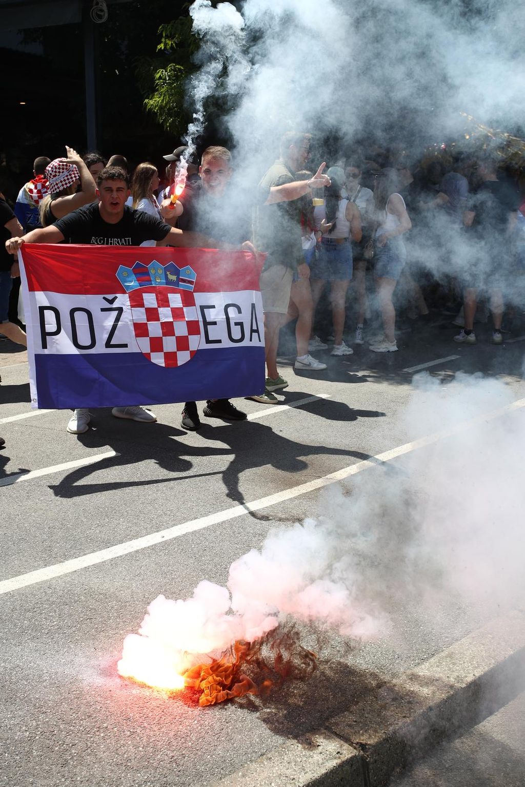 Zapaljene baklje u fan zoni na Bundeku