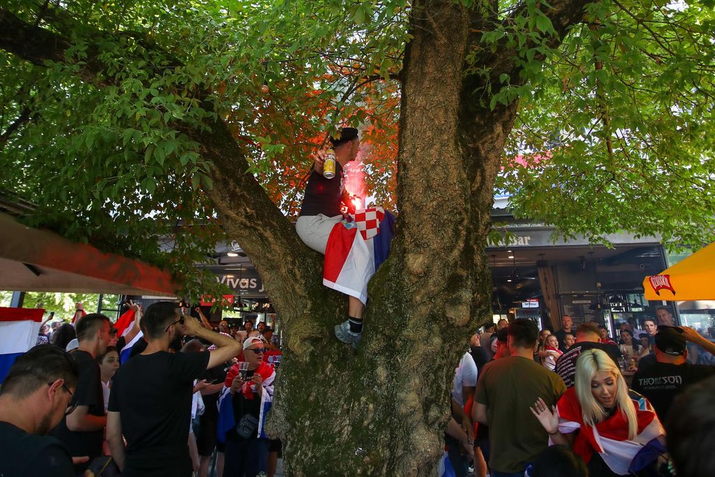 Zapaljene baklje u fan zoni na Bundeku