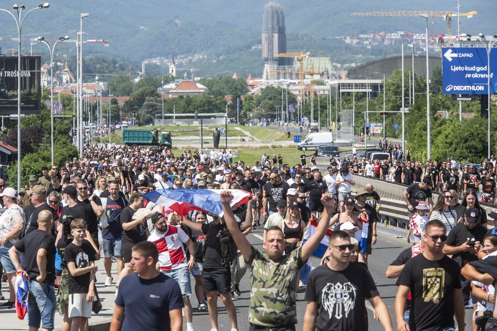 Rijeke ljudi slijevaju se prema Hipodromu