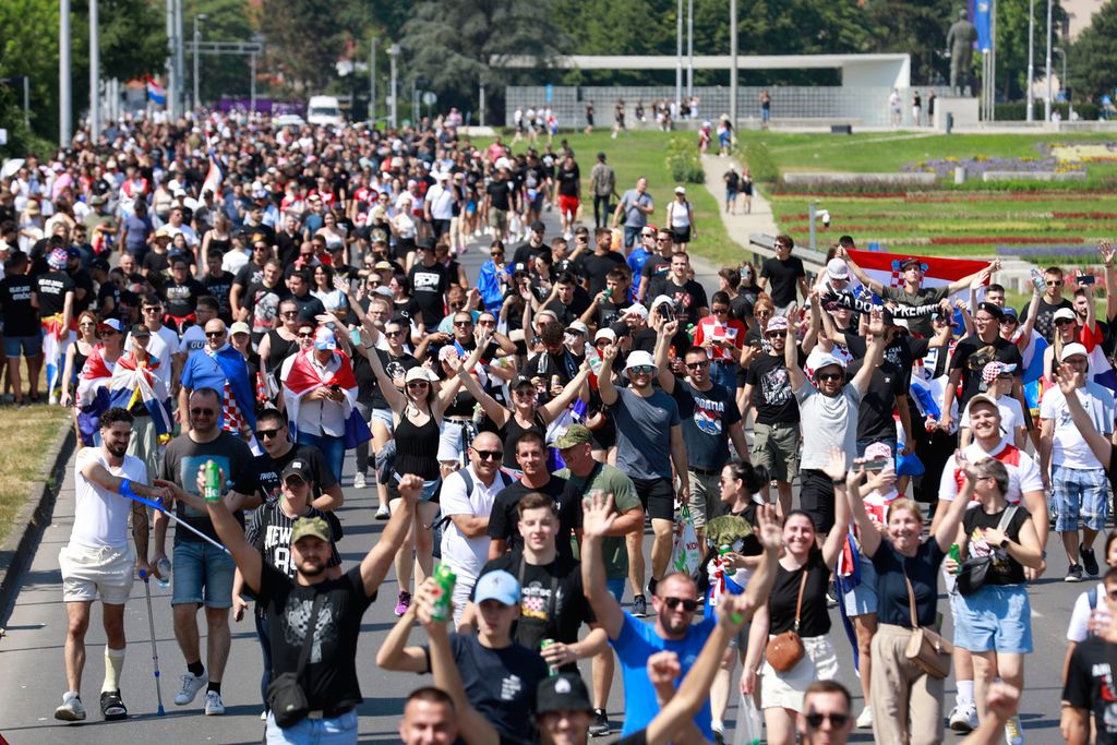 Rijeke ljudi slijevaju se prema Hipodromu