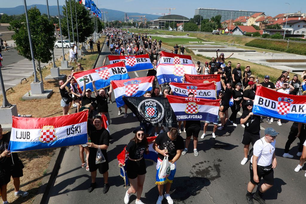 Rijeke ljudi slijevaju se prema Hipodromu