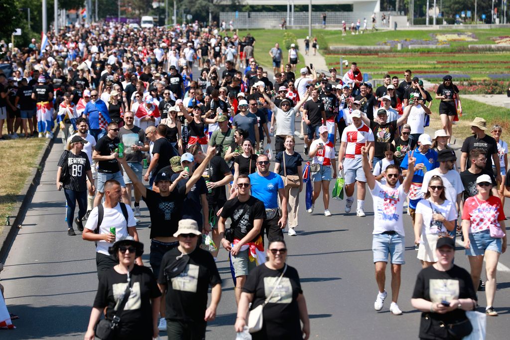 Rijeke ljudi slijevaju se prema Hipodromu