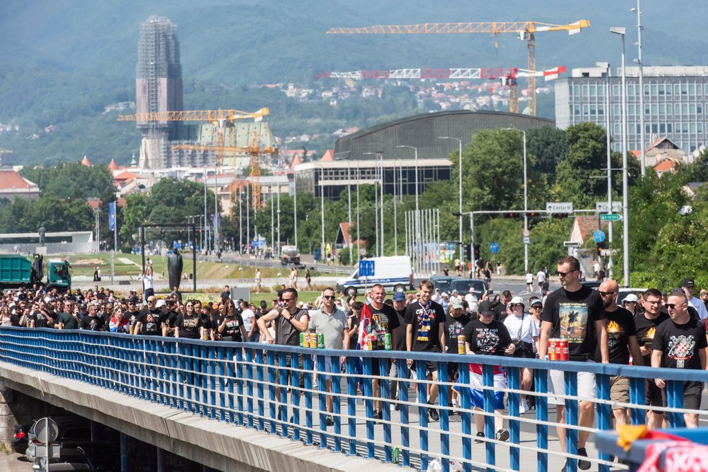 Rijeke ljudi slijevaju se prema Hipodromu