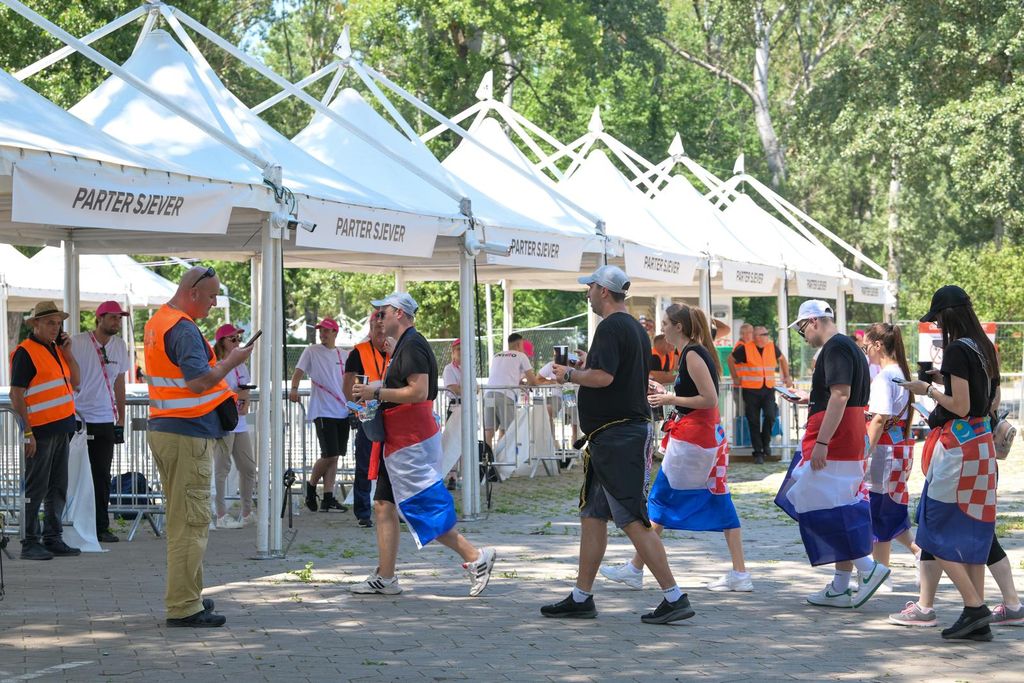 Dolazak fanova na Thompsonov koncert - 12