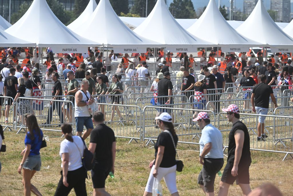 Dolazak fanova na Thompsonov koncert - 7