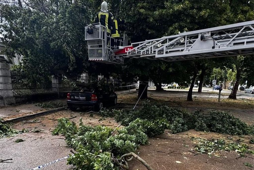 Pala skela sa zgrade Pošte u Osijeku