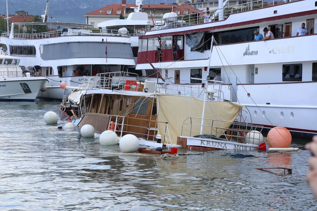 Trajekt u Splitu udario u dva velika broda, jedan potonuo - 1