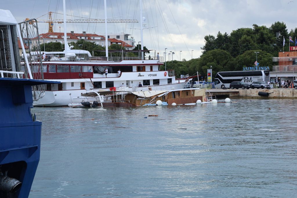 Trajekt u Splitu udario u dva velika broda, jedan potonuo - 1