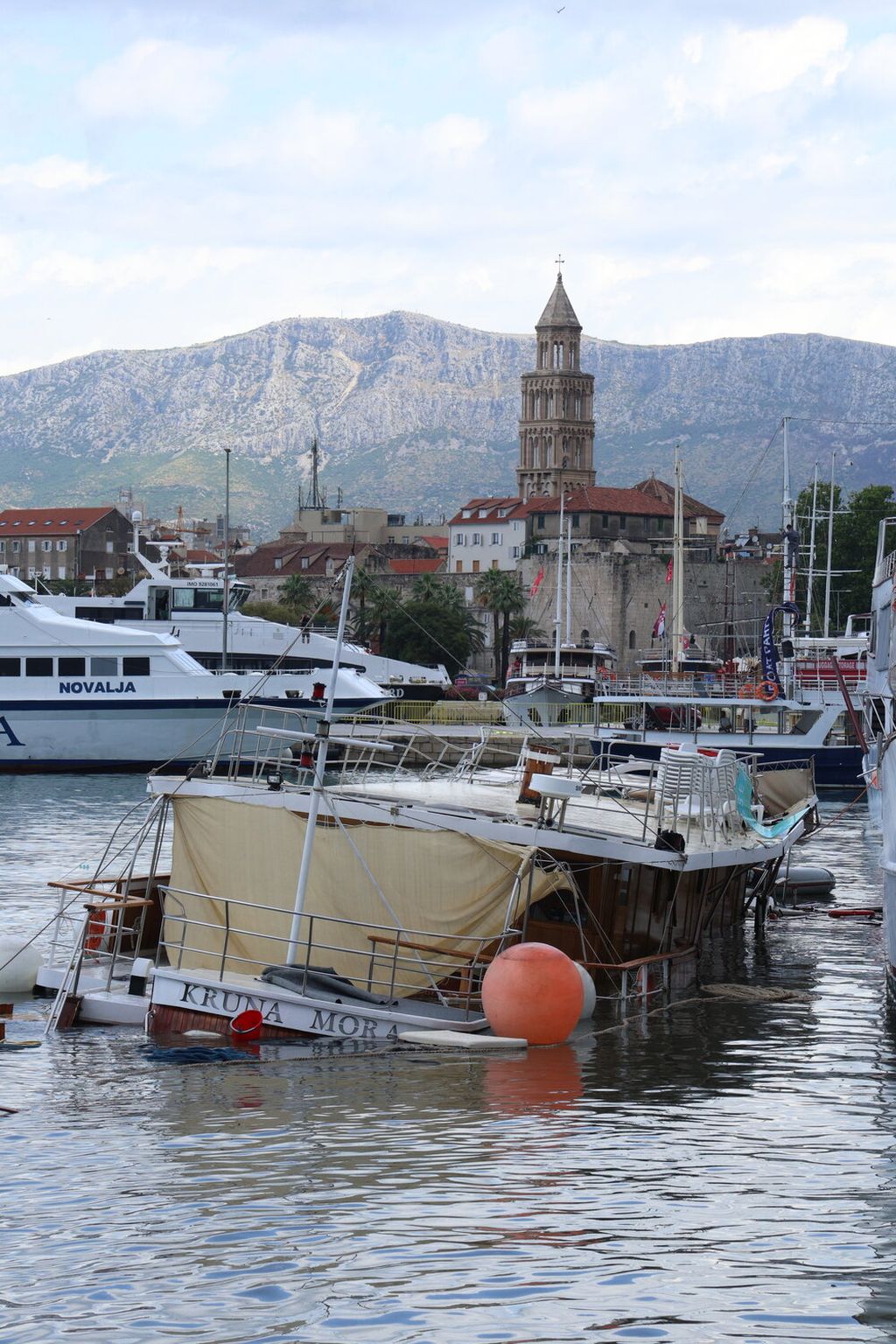 Trajekt u Splitu udario u dva velika broda, jedan potonuo - 1