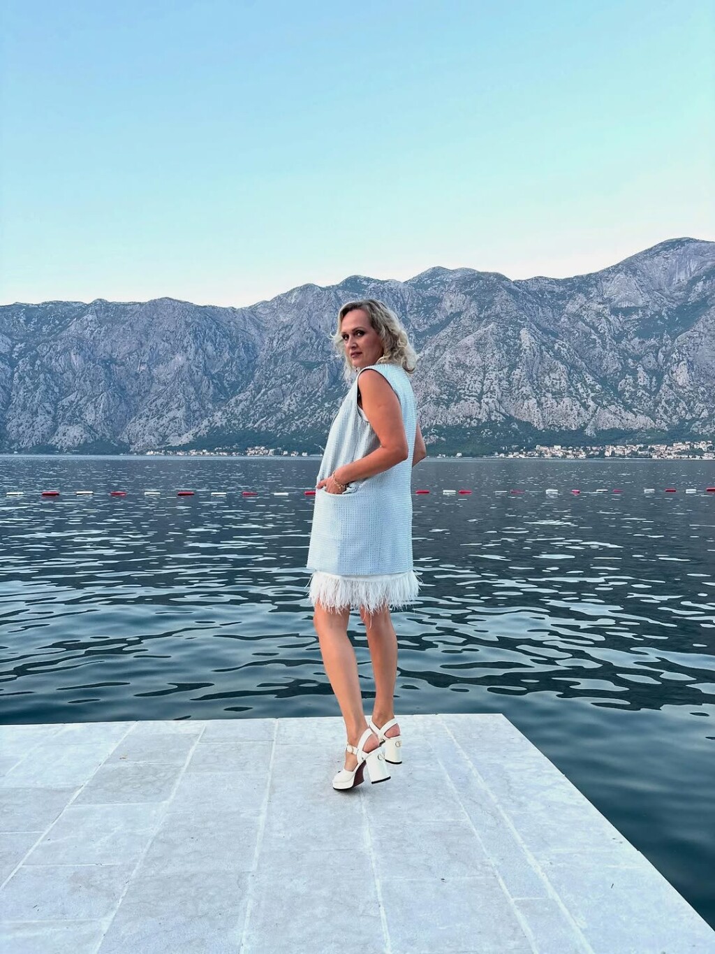 Ivana Vrdoljak Vanna u Valentinovim sandalama i bijeloj haljinici s perjem