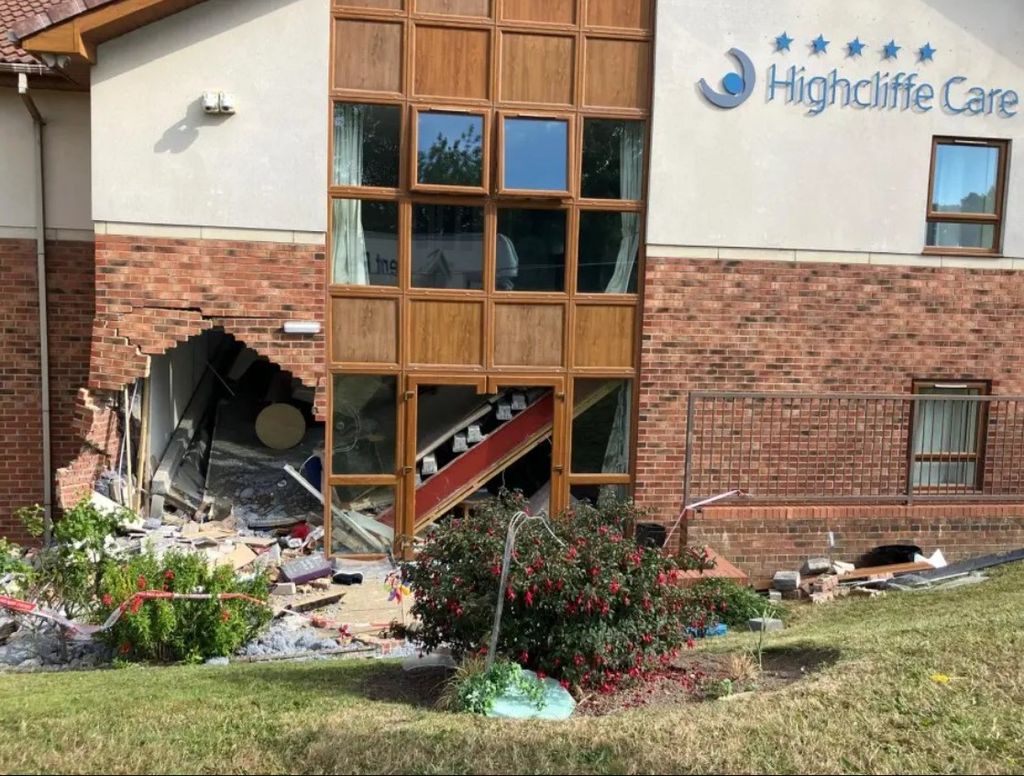 Automobil se zabio u starački dom u Engleskoj - 2