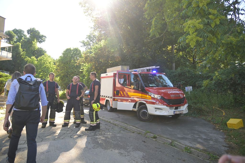 Poplava u dvorištu bolnice u Rockfellerovoj ulici