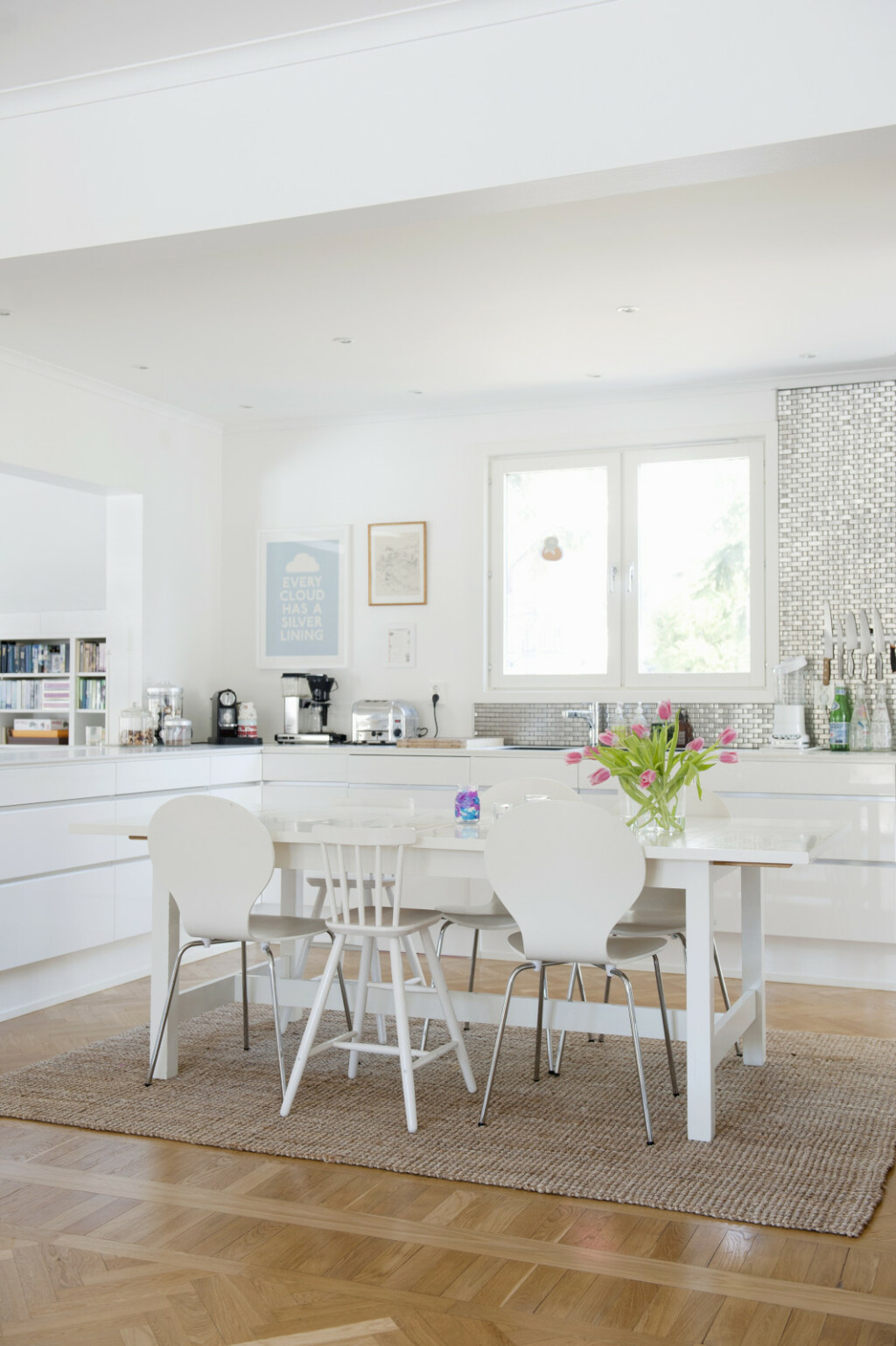 Kuhinja je uređena minimalistički, ali s jasnim dizajnerskim odmakom