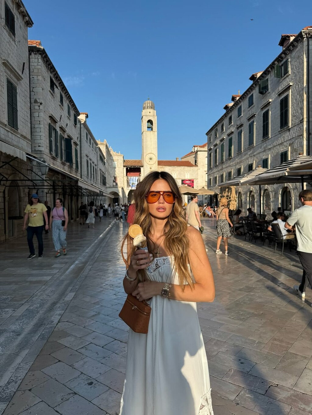 Adriana Ćaleta-Car u bijeloj haljini s heklanim detaljima