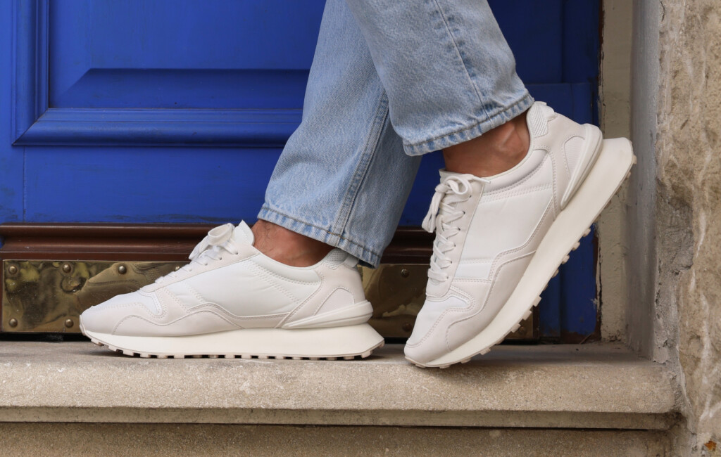 Žena u bijelim tenisicama