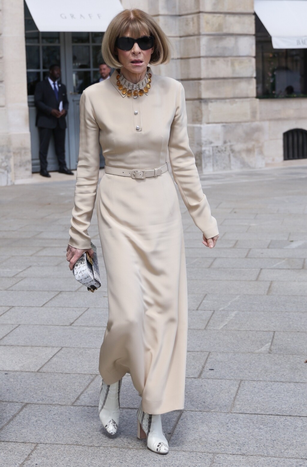 I Anna Wintour nosi kombinaciju u boji pijeska