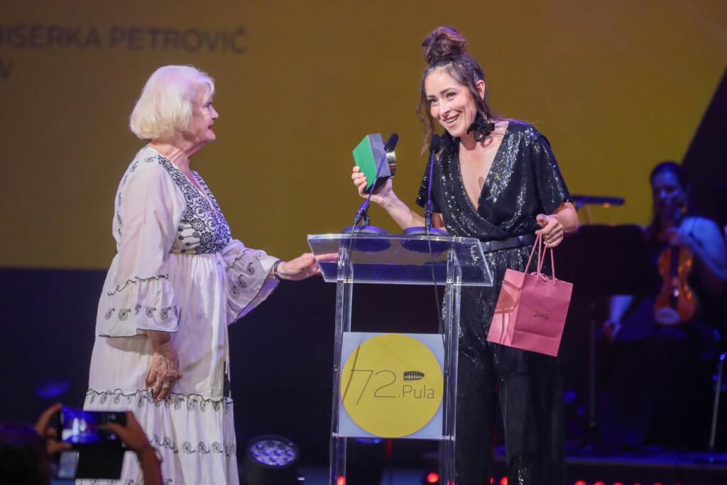 Zrinka Cvitešić osvojila je Zlatnu arenu za najbolju sporednu žensku ulogu na 72. Pulskom filmskom festivalu - 2